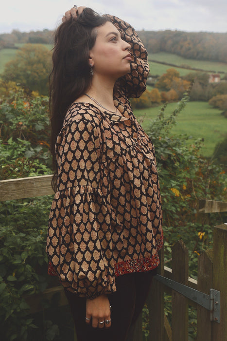The Isha Blouse - Noir/Rouge